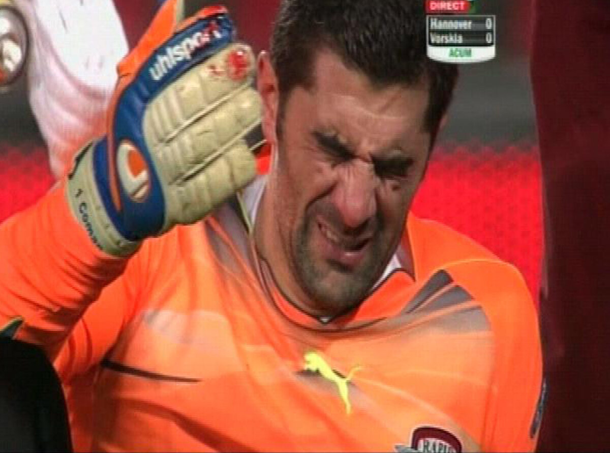 FOTO Dani Coman a apărat un sfert de oră cu capul spart, însă i-a lăsat locul lui Straton