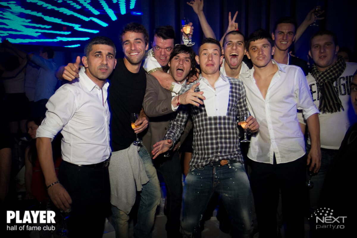 Steliştii au petrecut cu "Piticul porno" după calificarea în primăvara europeană :)