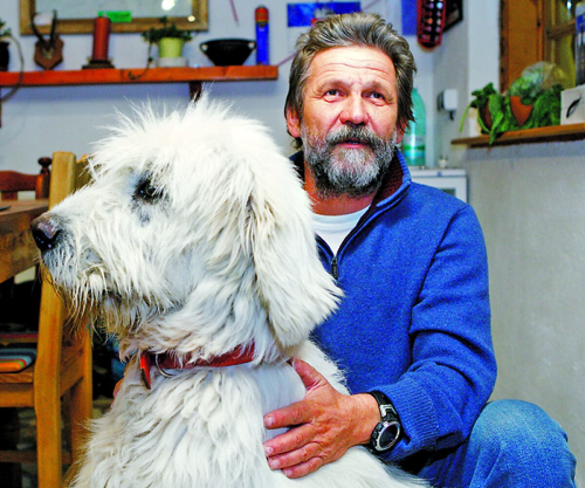 Lupul singuratic şi nemuritor! » Dan Paici a urcat pe munţii Himalaya în costum popular