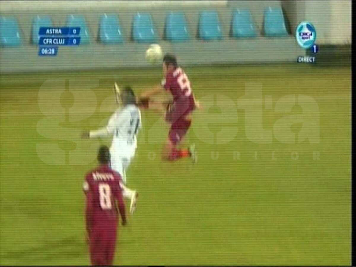 FOTO » Intrare extrem de dură a lui Nuno Diogo, Haţegan îi acordă doar "galben". Merita "roşu"?