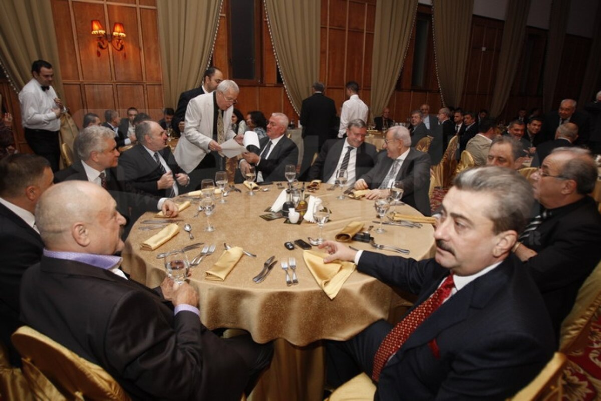 GALERIE FOTO Nici unul dintre cei 7 premiaţi la "Sărbătoarea fotbalului profesionist" nu a fost prezent la Gală