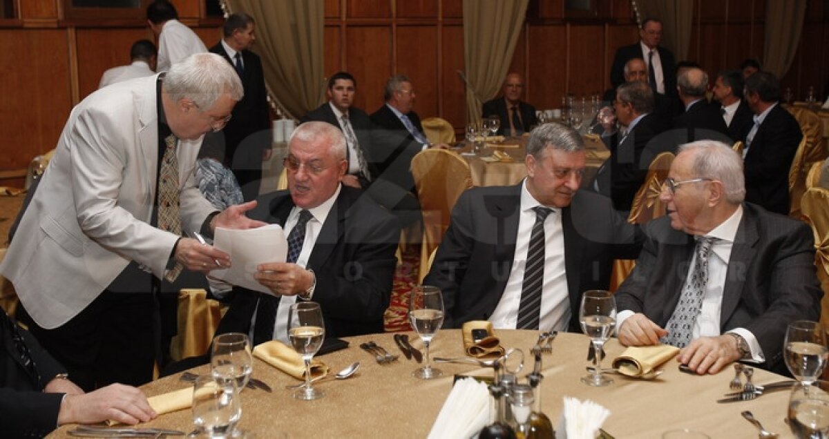 GALERIE FOTO Nici unul dintre cei 7 premiaţi la "Sărbătoarea fotbalului profesionist" nu a fost prezent la Gală