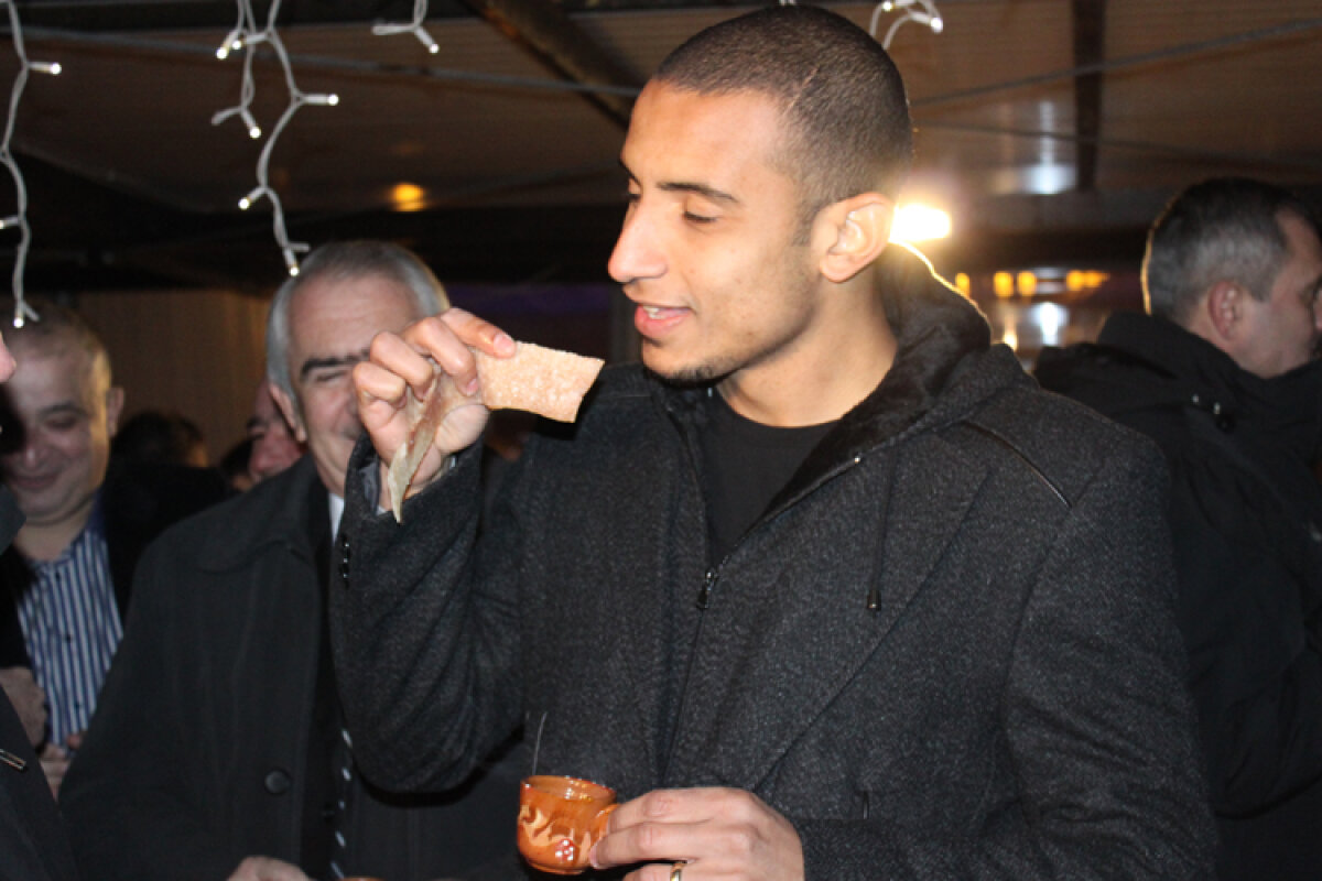 GALERIE FOTO » Pandurii au petrecut cu şorici şi vin. Cardoso: "Nu am mai mîncat piele de porc" :)