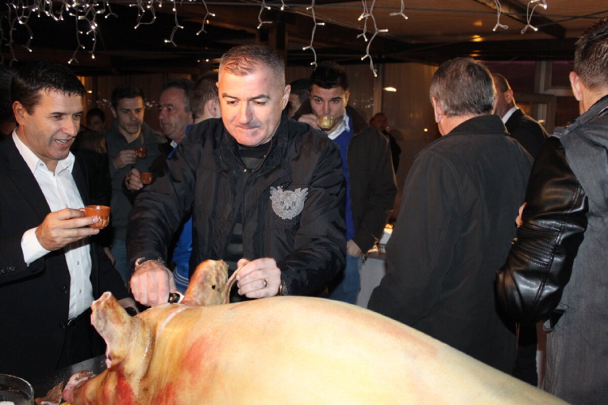 GALERIE FOTO » Pandurii au petrecut cu şorici şi vin. Cardoso: "Nu am mai mîncat piele de porc" :)