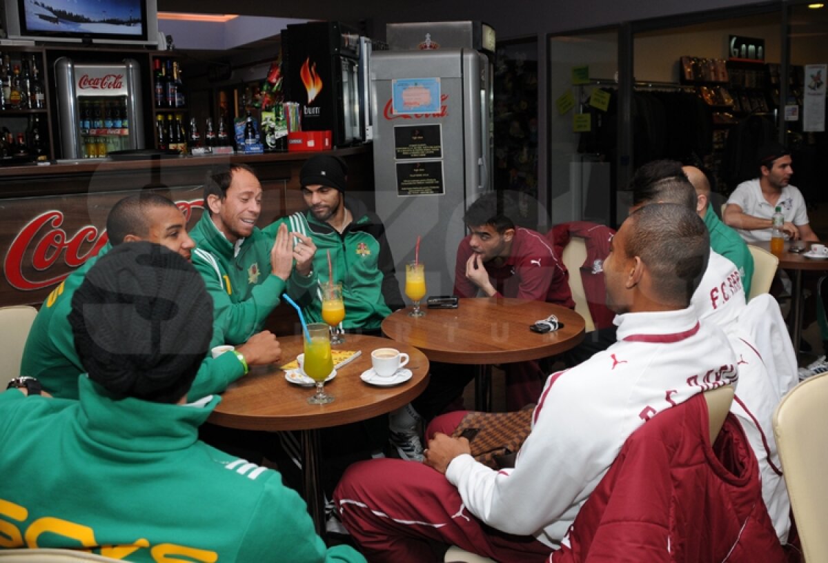 FOTO » Atenţie, blatul e vizibil! Rapidiştii şi vasluienii au mîncat pizza împreună :D