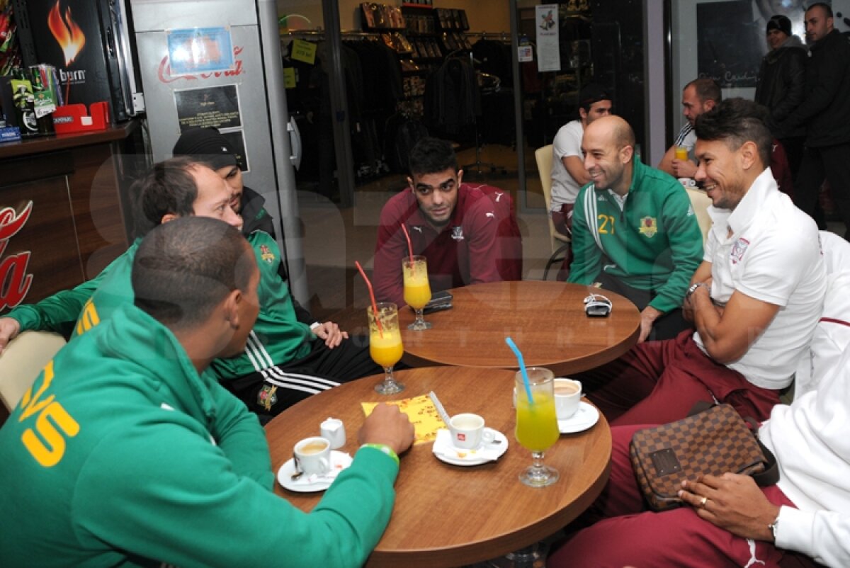 FOTO » Atenţie, blatul e vizibil! Rapidiştii şi vasluienii au mîncat pizza împreună :D