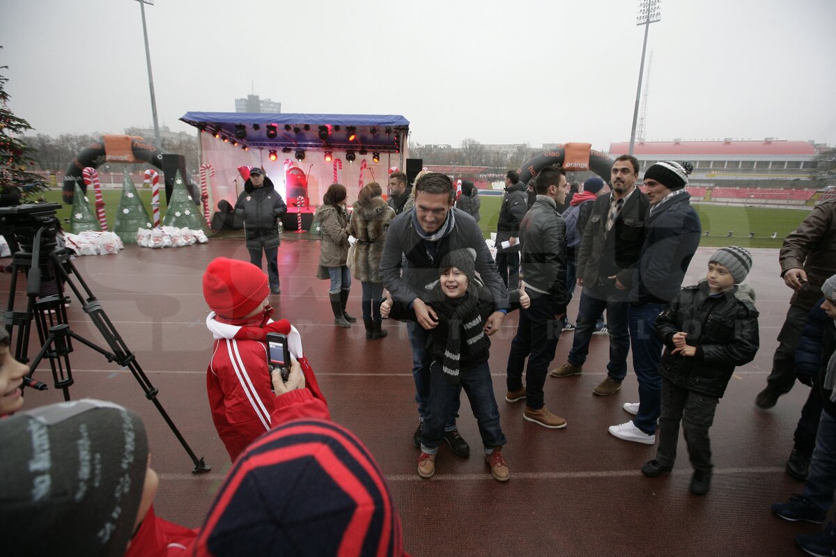 FOTO Liderii din Liga 1 au oferit cadouri micilor dinamovişti