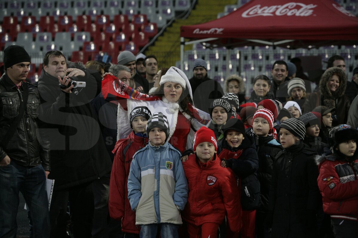 FOTO Liderii din Liga 1 au oferit cadouri micilor dinamovişti