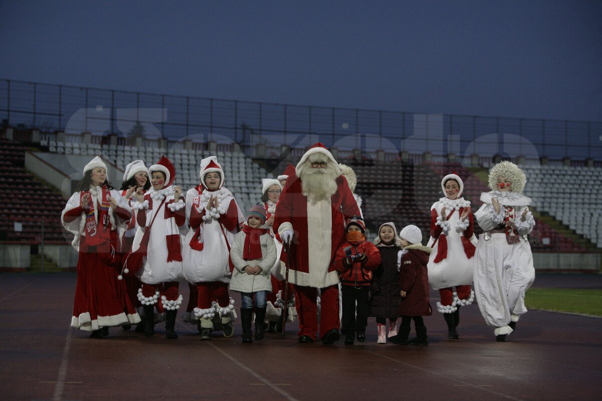 FOTO Liderii din Liga 1 au oferit cadouri micilor dinamovişti