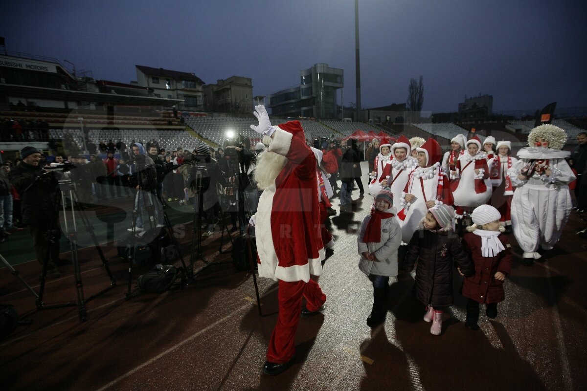FOTO Liderii din Liga 1 au oferit cadouri micilor dinamovişti