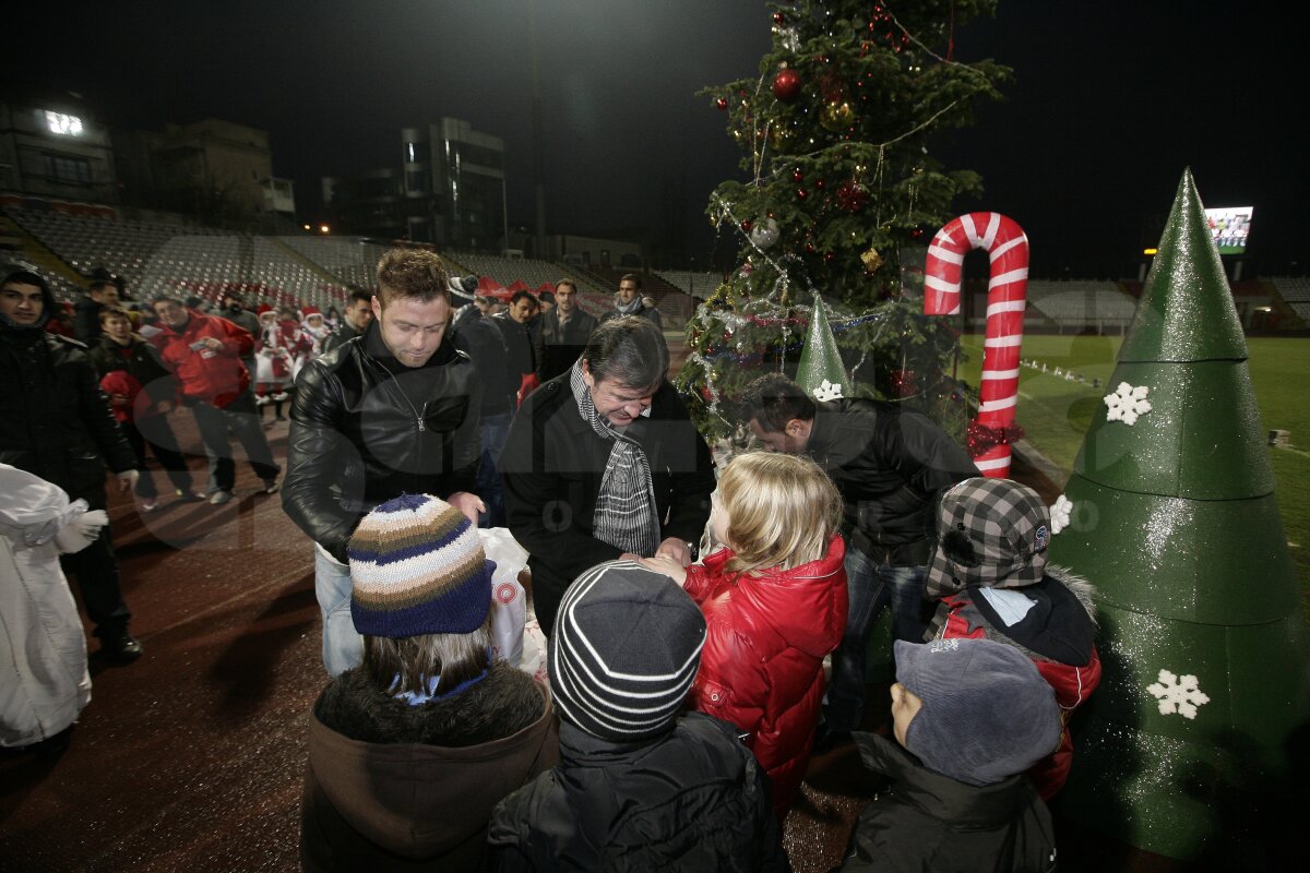 FOTO Liderii din Liga 1 au oferit cadouri micilor dinamovişti