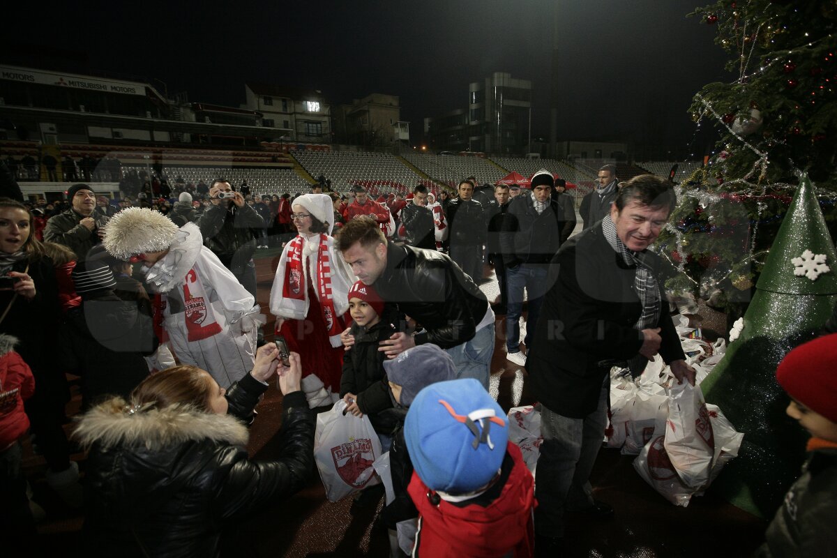 FOTO Liderii din Liga 1 au oferit cadouri micilor dinamovişti