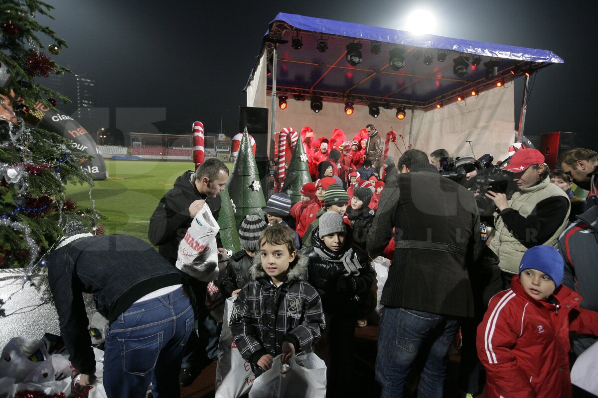 FOTO Liderii din Liga 1 au oferit cadouri micilor dinamovişti