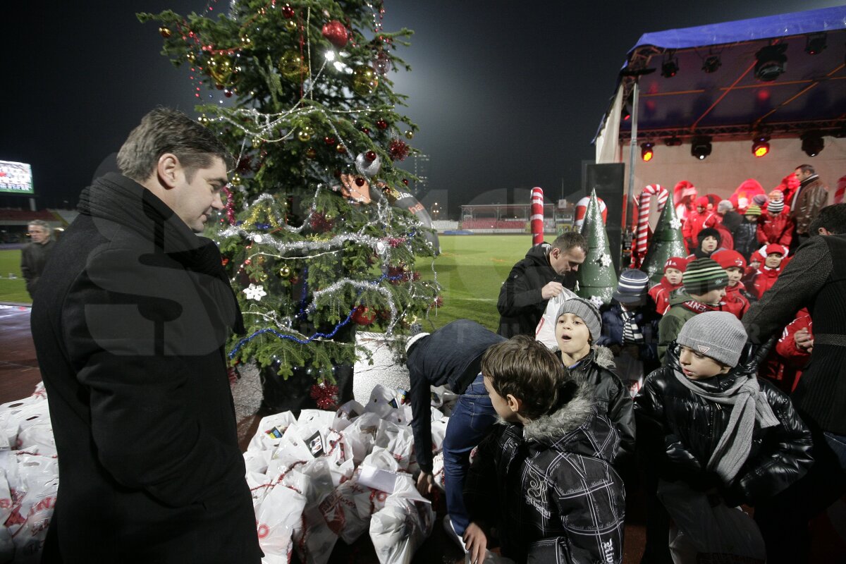 FOTO Liderii din Liga 1 au oferit cadouri micilor dinamovişti