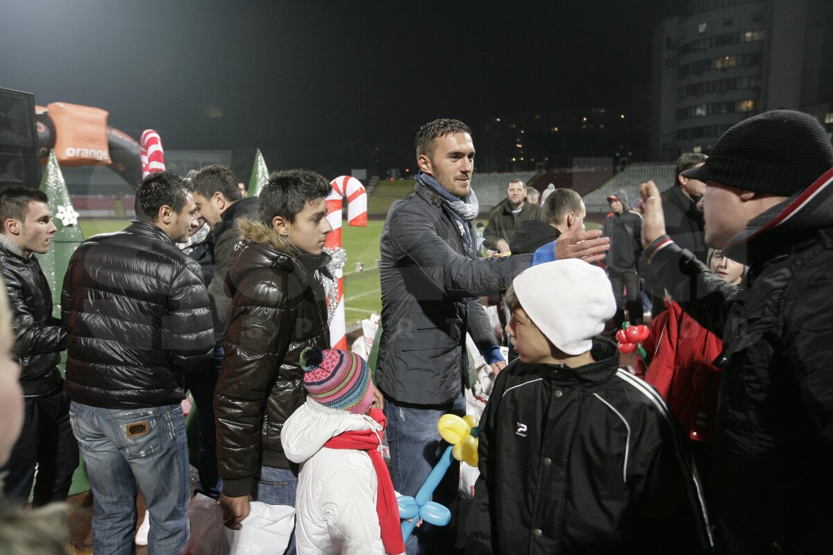 FOTO Liderii din Liga 1 au oferit cadouri micilor dinamovişti