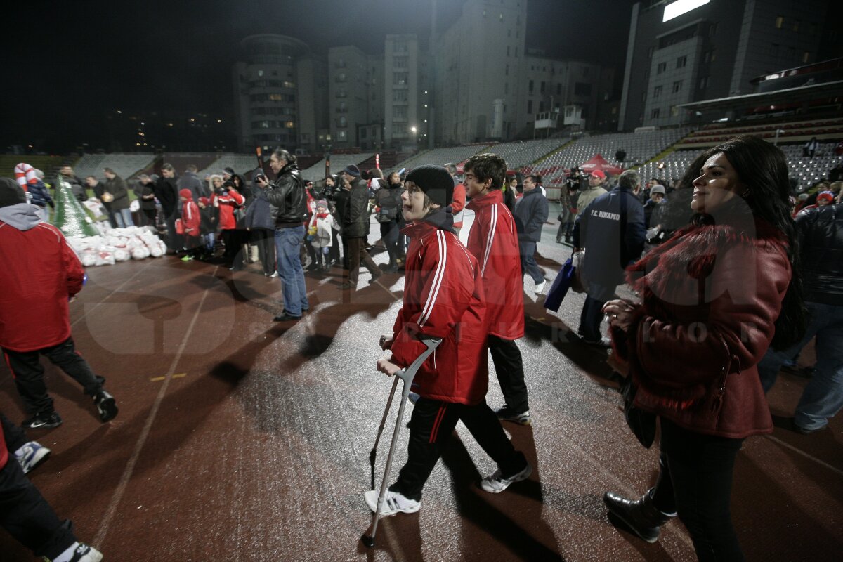 FOTO Liderii din Liga 1 au oferit cadouri micilor dinamovişti