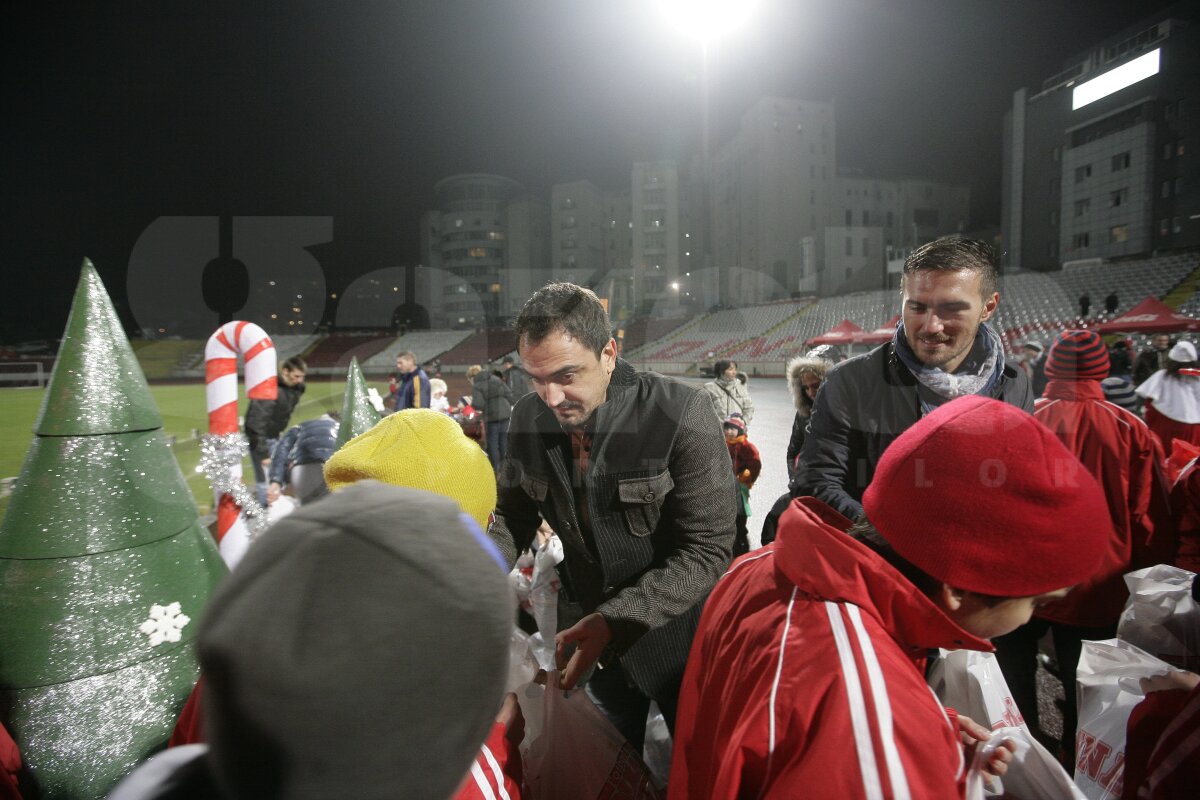 FOTO Liderii din Liga 1 au oferit cadouri micilor dinamovişti