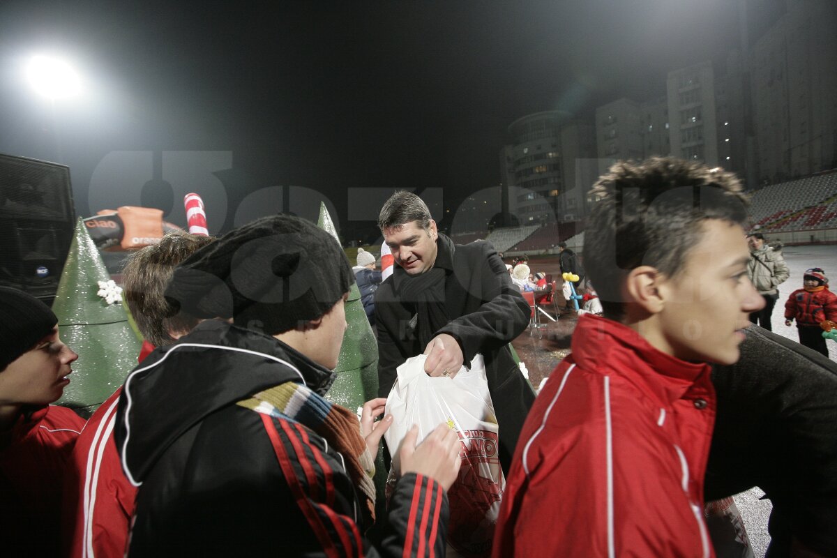 FOTO Liderii din Liga 1 au oferit cadouri micilor dinamovişti