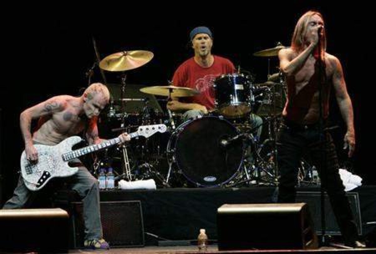 FOTO Abramovici îi fură pe Red Hot Chili Peppers înainte de concertul din România