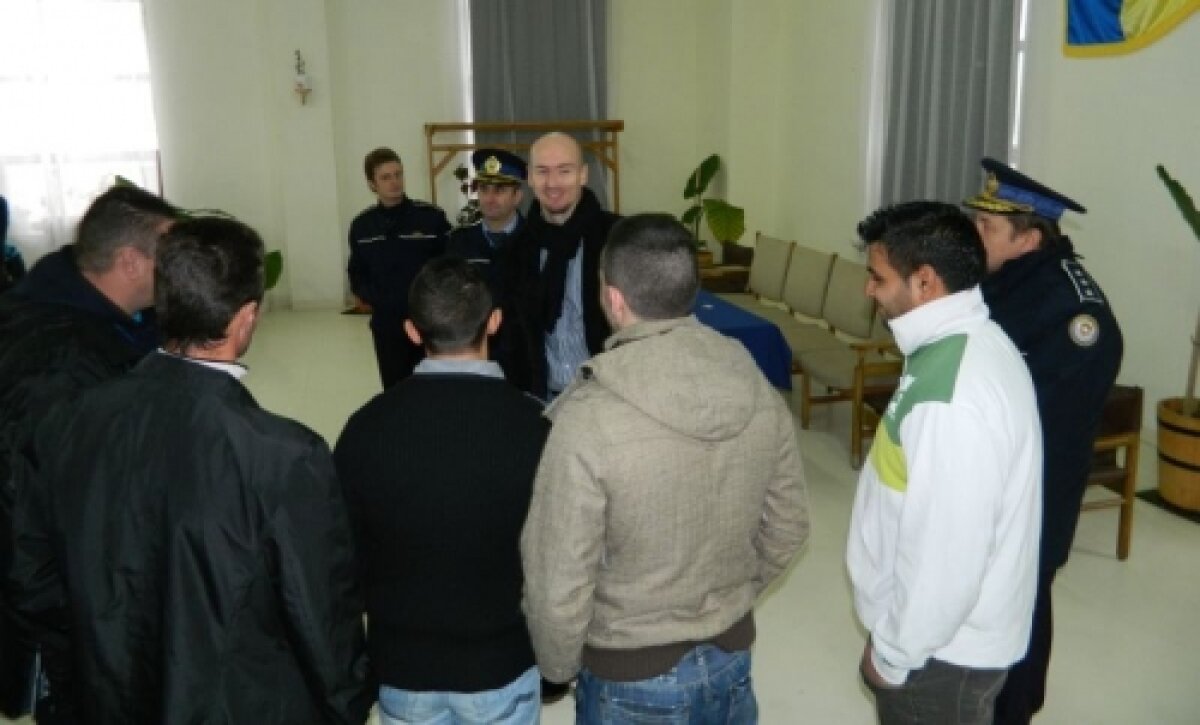 FOTO Moş Costin » Căpitanul Oţelului a premiat deţinuţii din Bistriţa