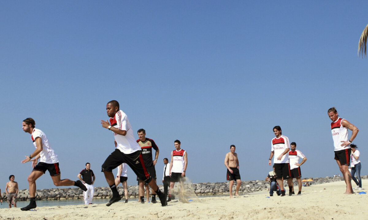 FOTO Milan, antrenament incendiar! Campionii Italiei s-au încălzit printre fete fierbinţi