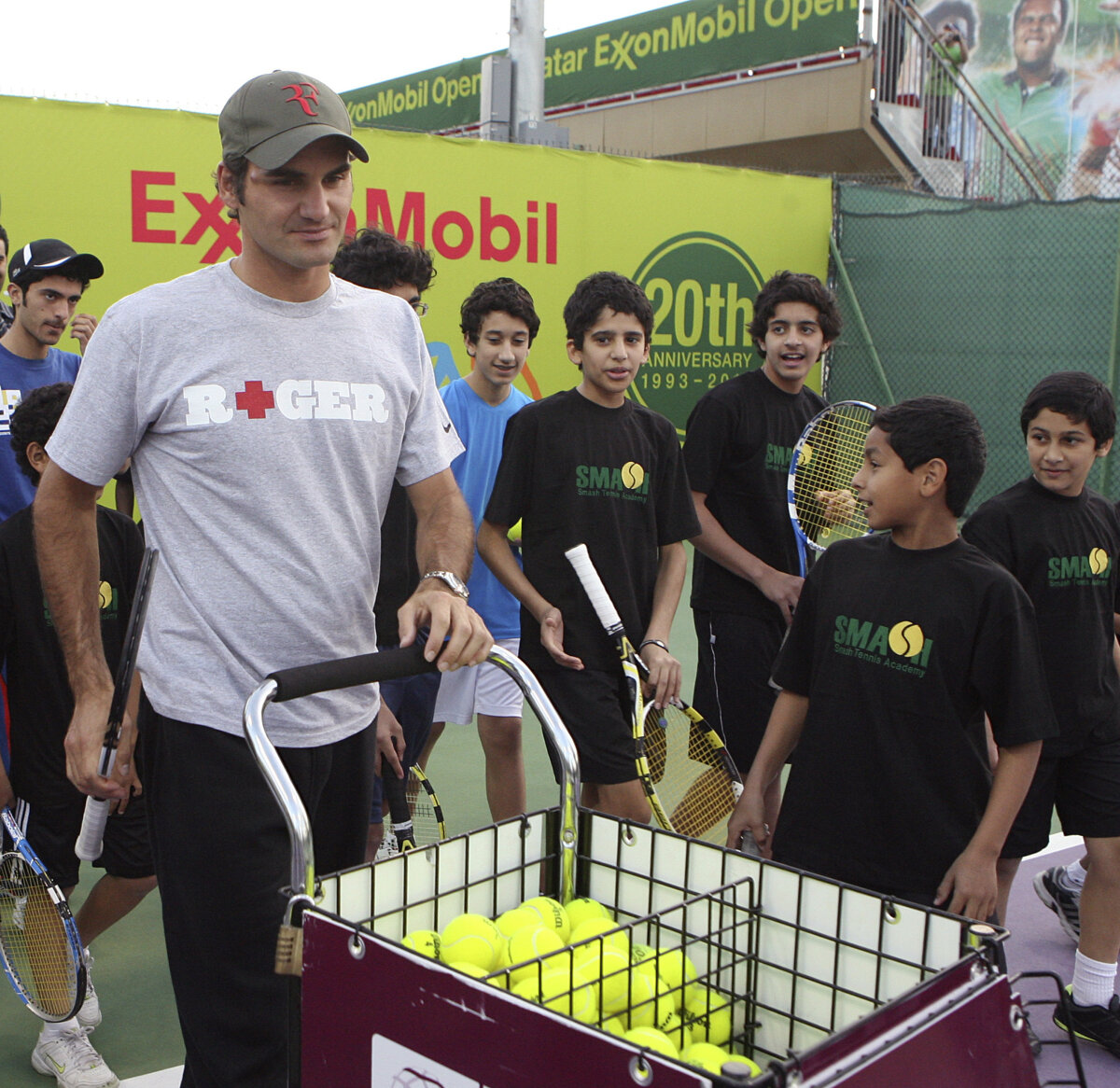 VIDEO/ De la copii la lumănări » Federer a făcut spectacol la Doha