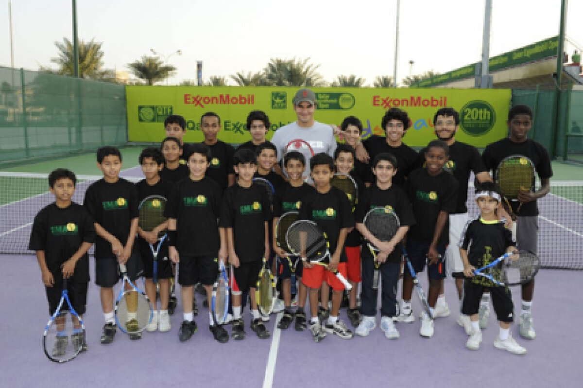 VIDEO/ De la copii la lumănări » Federer a făcut spectacol la Doha