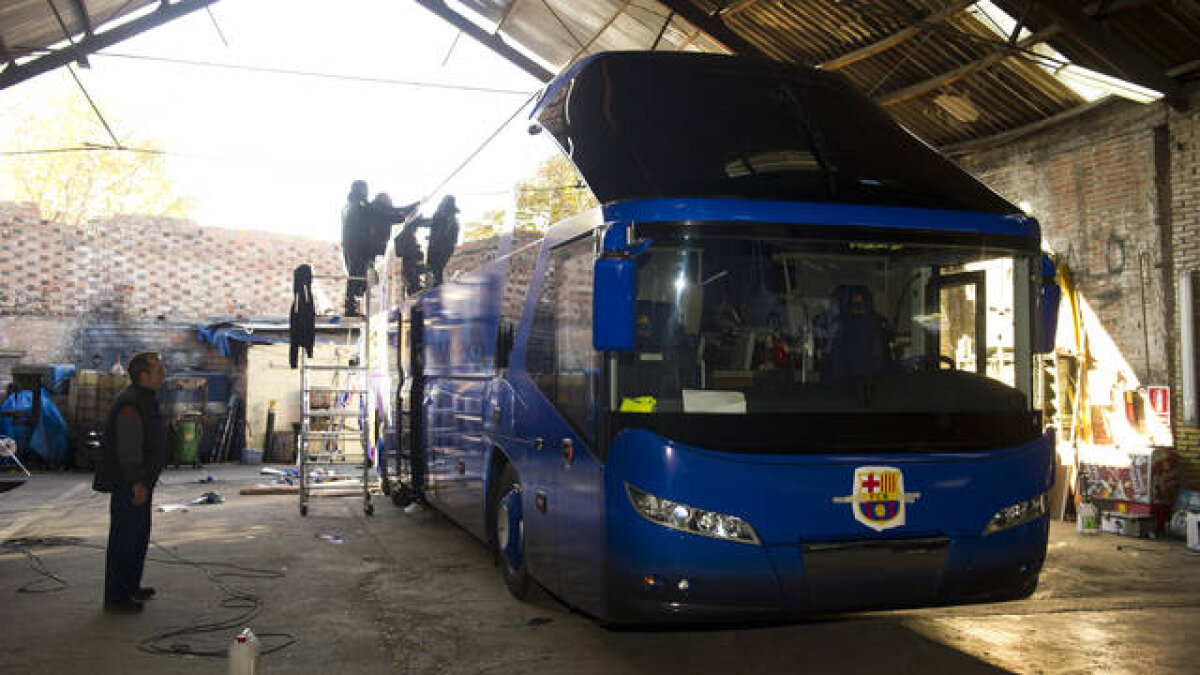 FOTO » Aşa arată noul autocar al Barcelonei