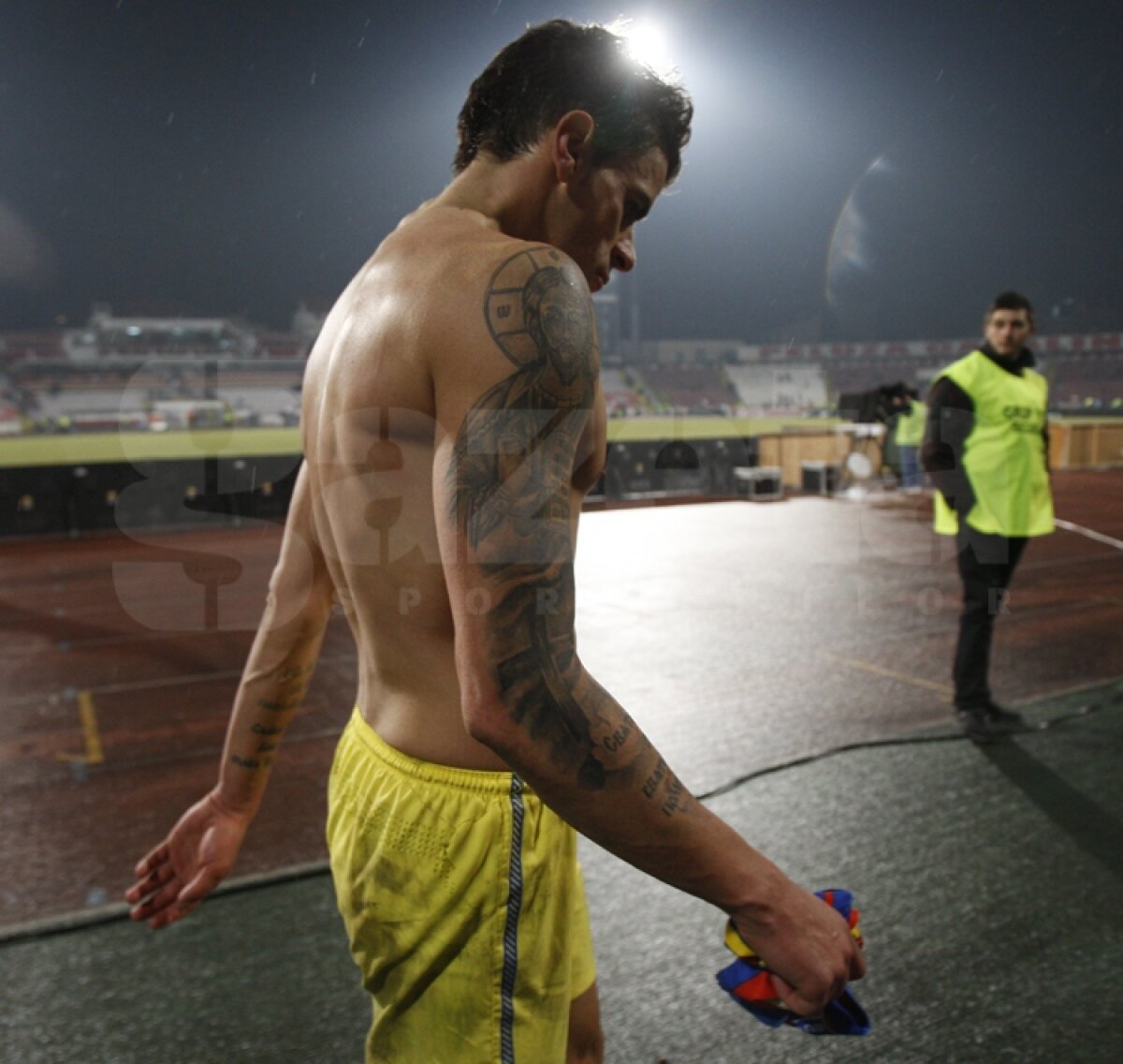 FOTO » Roş-albaştrii stau bine la tatuaje » Pîrvulescu are şi el o STEA desenată pe cot ;)