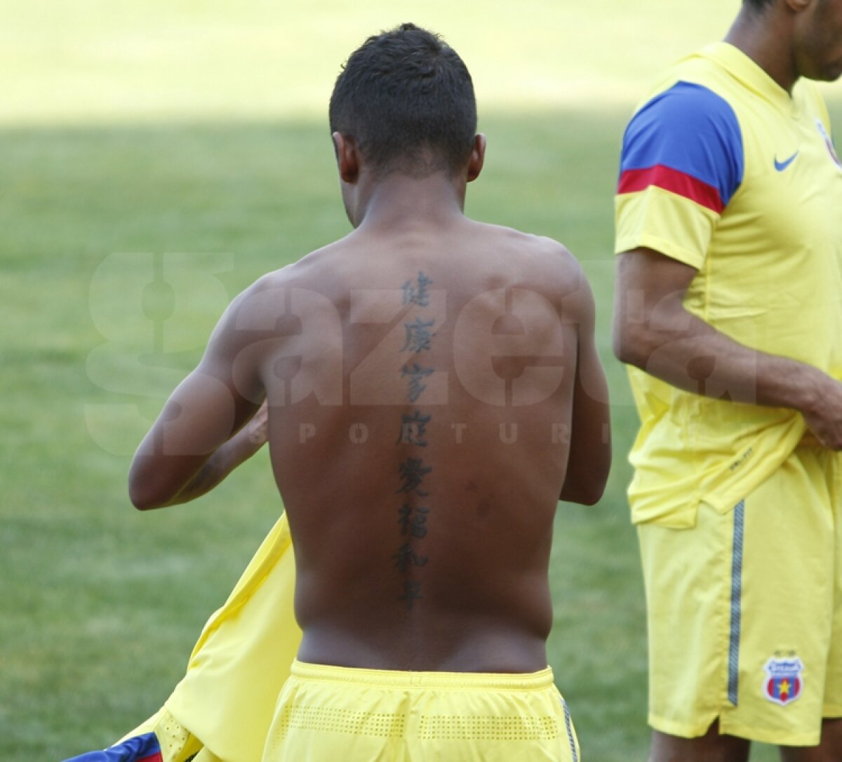 FOTO » Roş-albaştrii stau bine la tatuaje » Pîrvulescu are şi el o STEA desenată pe cot ;)