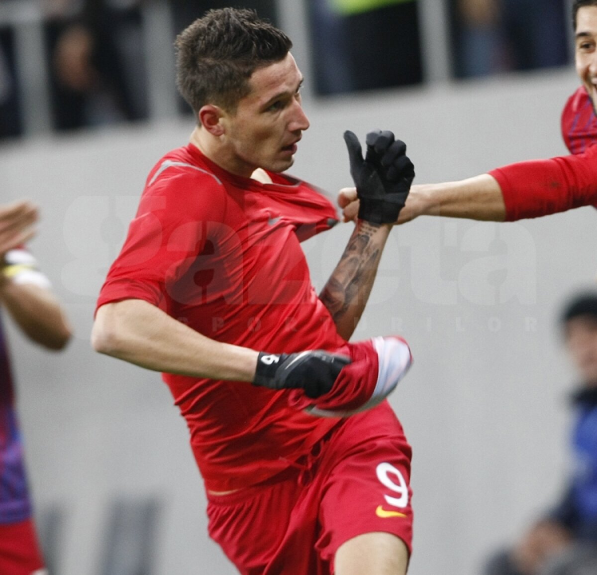 FOTO » Roş-albaştrii stau bine la tatuaje » Pîrvulescu are şi el o STEA desenată pe cot ;)