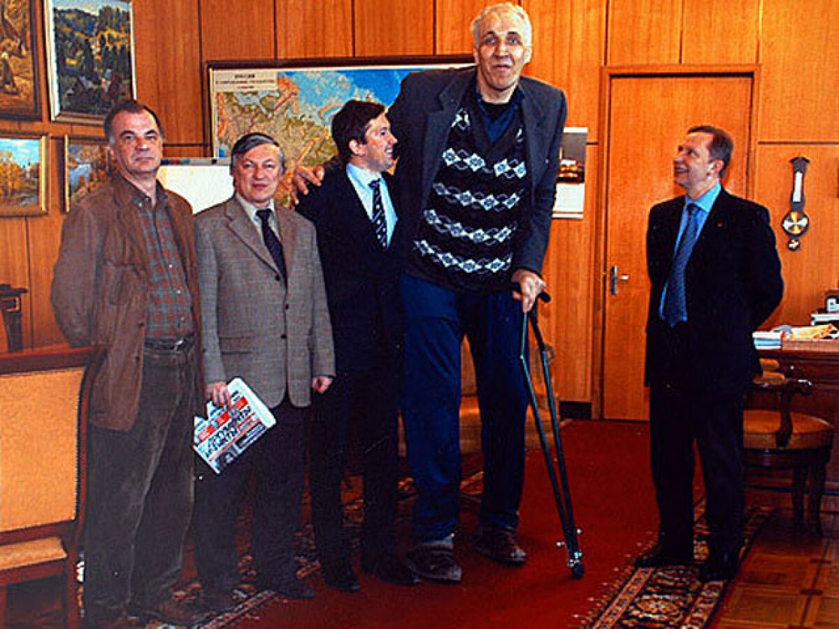 A murit cel mai înalt baschetbalist din istorie, Aleksandr Sizonenko. Măsura 2,39 metri!