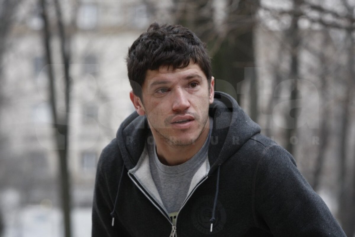 FOTO Tănase, întîrziat şi cu ochii umflaţi la vizita medicală