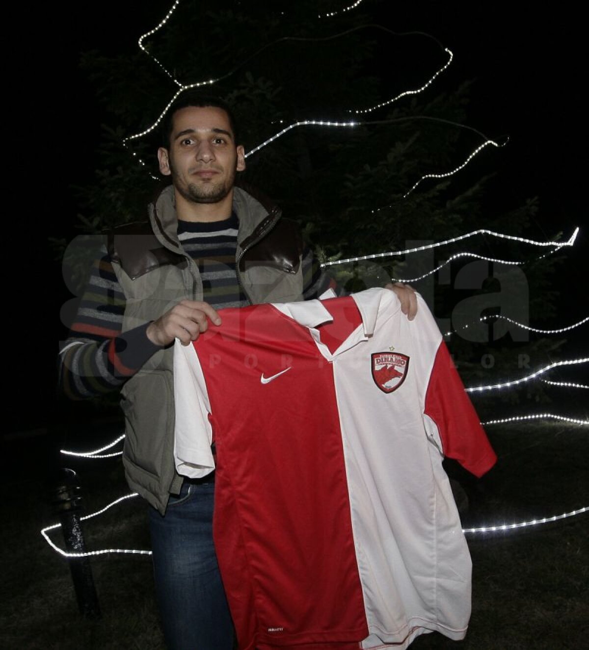 FOTO EXCLUSIV » Curtean a pozat cu tricoul lui Dinamo: "Aştept cu nerăbdare Derby de România!"