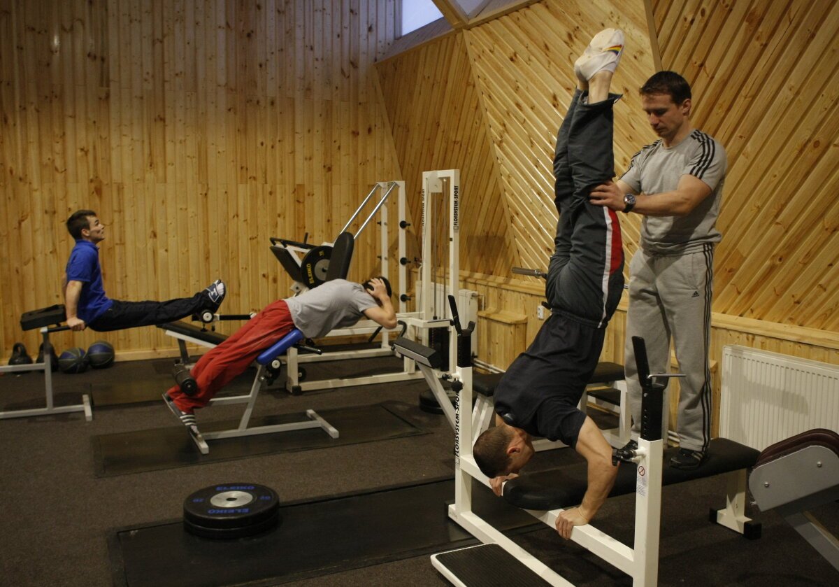 GALERIE FOTO Cantonament în vîrf de munte pentru echipa masculină de gimnastică » Zăpadă în botoşi