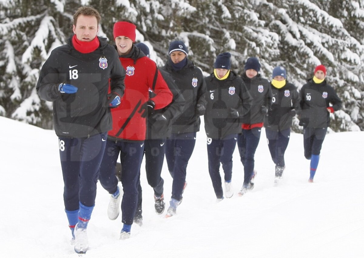 FOTO Steliştii încep să urască ninsoarea » Zăpada le-a făcut viaţa grea la antrenamentul de dimineaţă