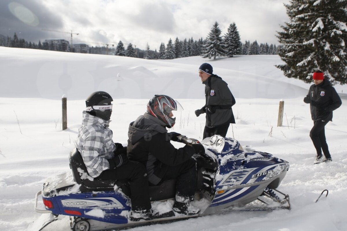 FOTO Feriţi-vă de dinamovişti şi rapidişti! Steliştii fac slalom printre snowmobile la antrenamentele din Poiană ;)