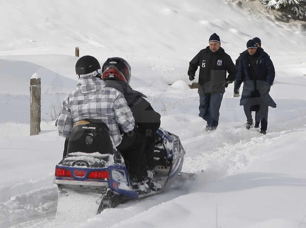 FOTO Feriţi-vă de dinamovişti şi rapidişti! Steliştii fac slalom printre snowmobile la antrenamentele din Poiană ;)