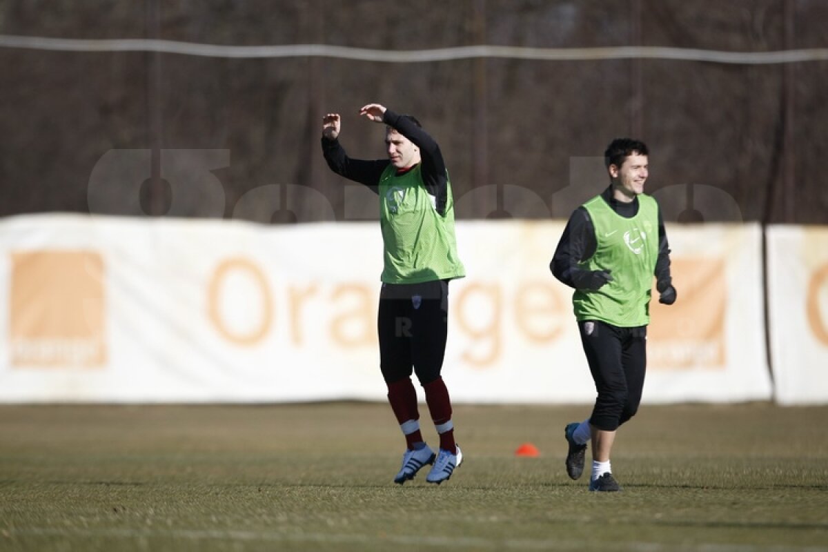 FOTO Dinamoviştii au trecut la minge » Curtean şi Strătilă au schimbat prima dată pase cu noii colegi