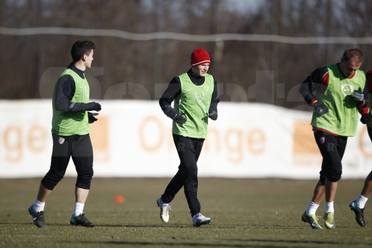 FOTO Dinamoviştii au trecut la minge » Curtean şi Strătilă au schimbat prima dată pase cu noii colegi