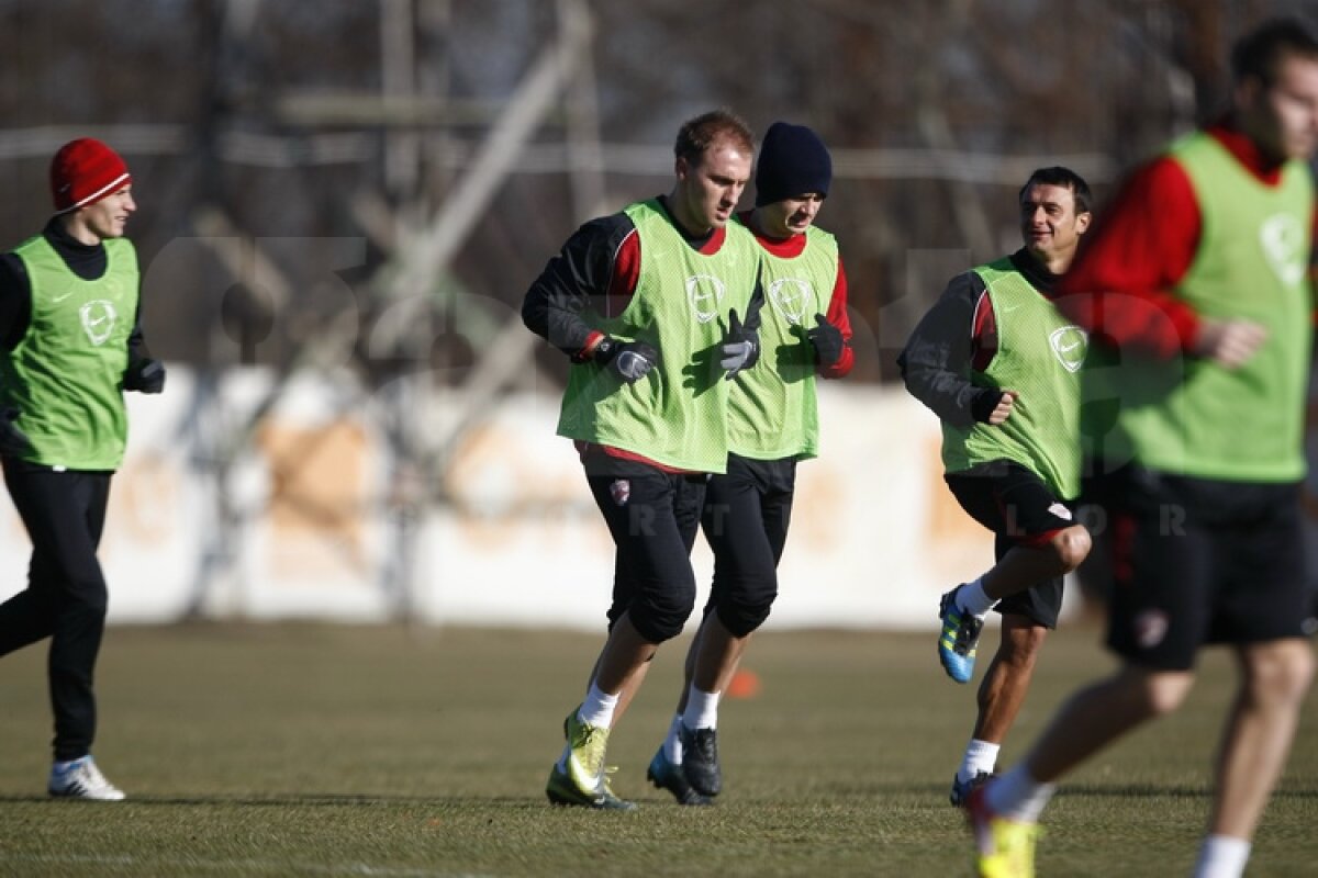 FOTO Dinamoviştii au trecut la minge » Curtean şi Strătilă au schimbat prima dată pase cu noii colegi