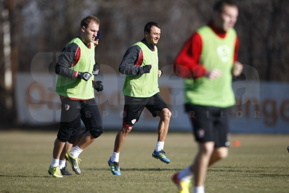 FOTO Dinamoviştii au trecut la minge » Curtean şi Strătilă au schimbat prima dată pase cu noii colegi