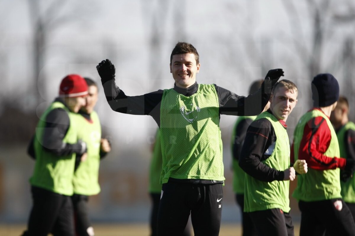 FOTO Dinamoviştii au trecut la minge » Curtean şi Strătilă au schimbat prima dată pase cu noii colegi