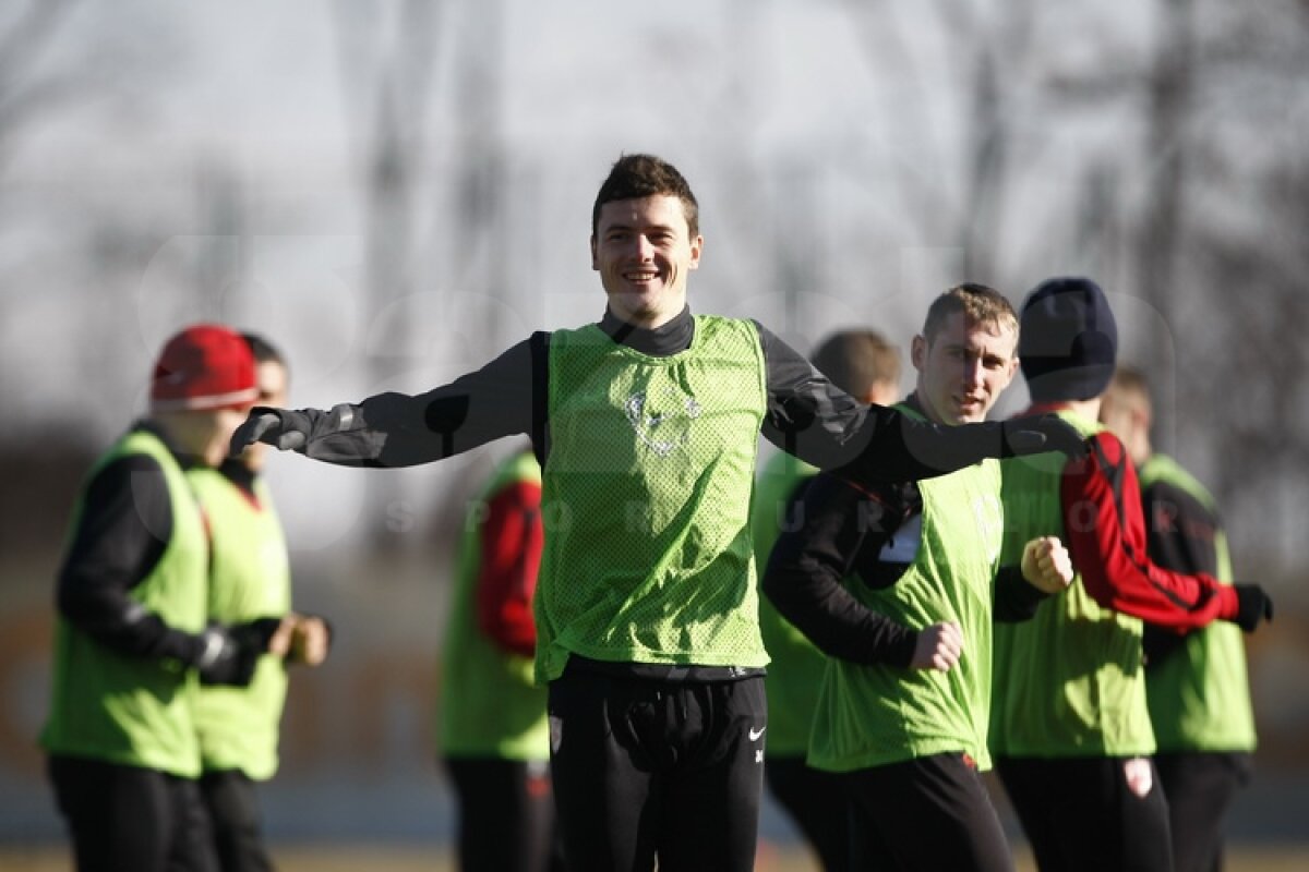 FOTO Dinamoviştii au trecut la minge » Curtean şi Strătilă au schimbat prima dată pase cu noii colegi