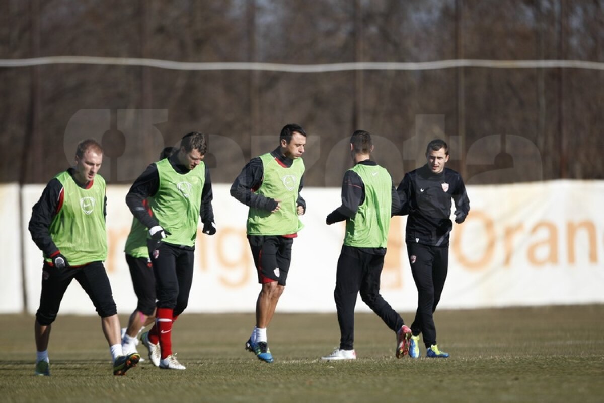 FOTO Dinamoviştii au trecut la minge » Curtean şi Strătilă au schimbat prima dată pase cu noii colegi