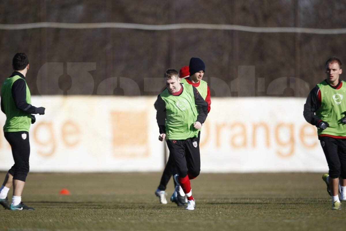 FOTO Dinamoviştii au trecut la minge » Curtean şi Strătilă au schimbat prima dată pase cu noii colegi