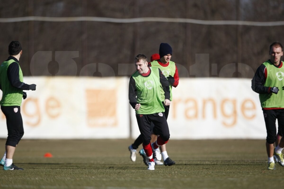 FOTO Dinamoviştii au trecut la minge » Curtean şi Strătilă au schimbat prima dată pase cu noii colegi