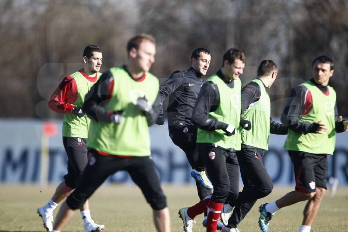 FOTO Dinamoviştii au trecut la minge » Curtean şi Strătilă au schimbat prima dată pase cu noii colegi