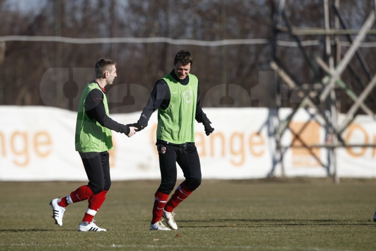 FOTO Dinamoviştii au trecut la minge » Curtean şi Strătilă au schimbat prima dată pase cu noii colegi