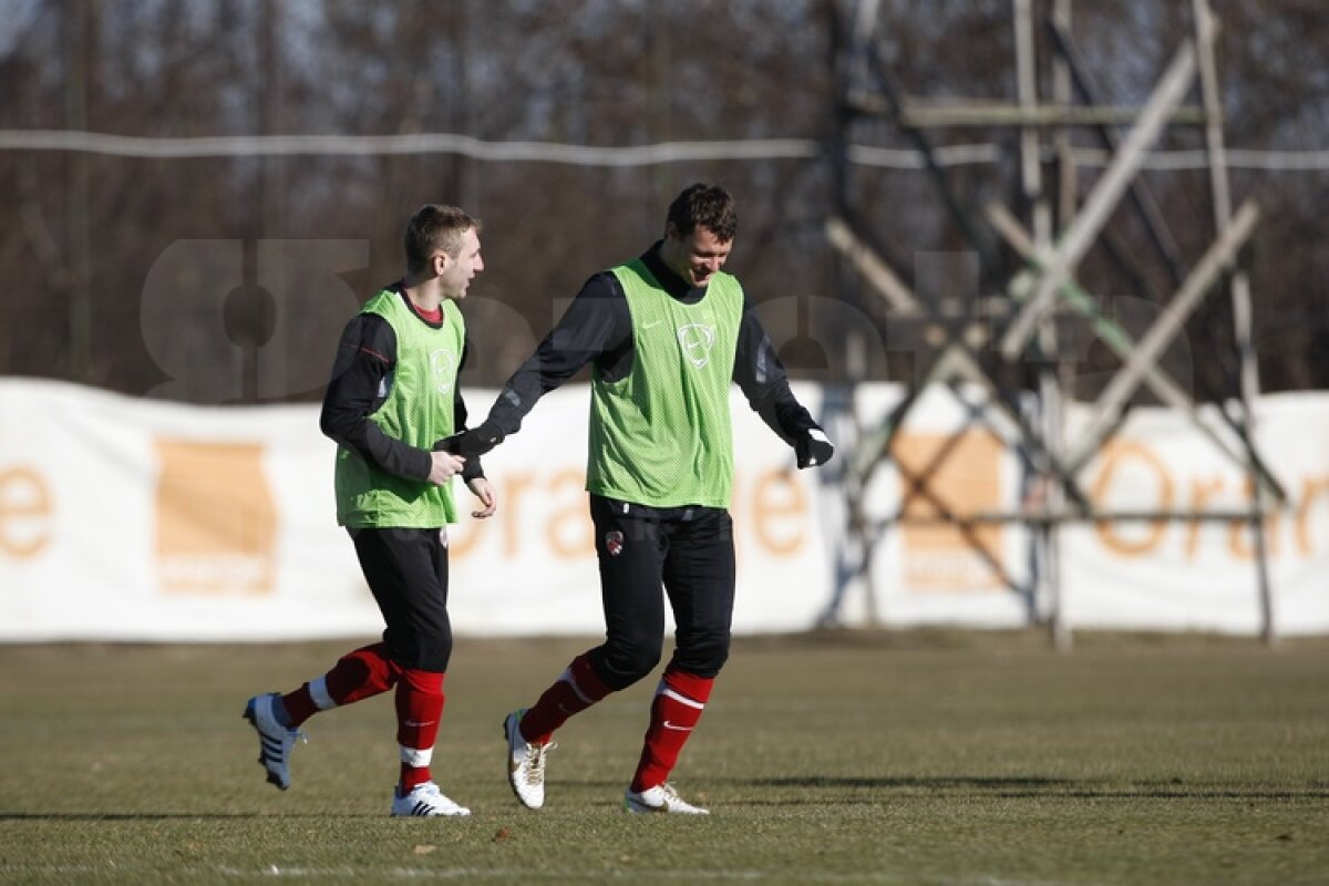 FOTO Dinamoviştii au trecut la minge » Curtean şi Strătilă au schimbat prima dată pase cu noii colegi